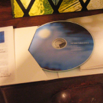 歌詞カード、CD、ブックレット(写真+小説)の3点セットです